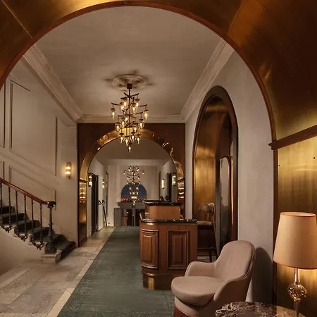 Adahan Decamondo Pera, Autograph Collection