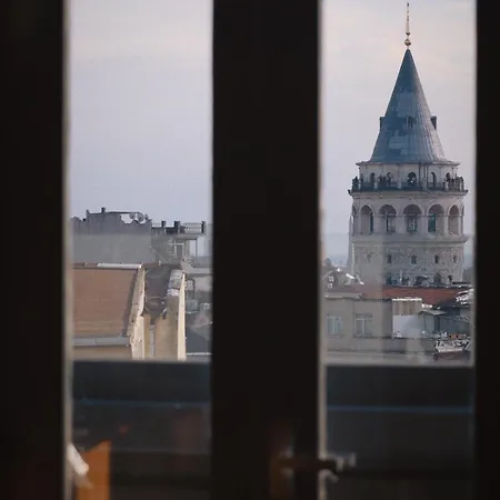 Adahan Decamondo Pera, Autograph Collection