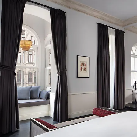 Adahan Decamondo Pera, Autograph Collection