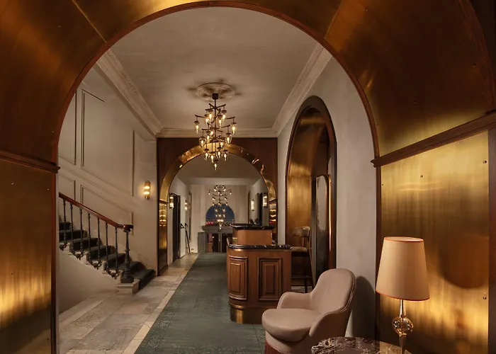 Adahan Decamondo Pera, Autograph Collection