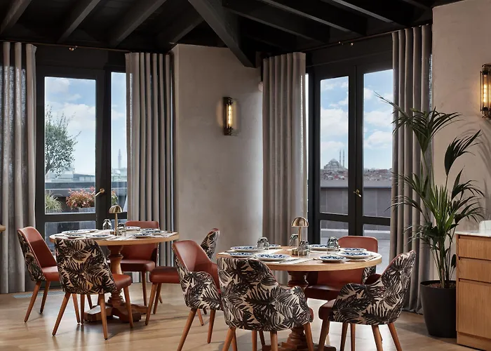 Adahan Decamondo Pera, Autograph Collection Hotel