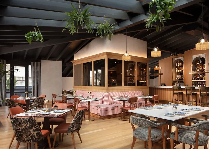 Adahan Decamondo Pera, Autograph Collection