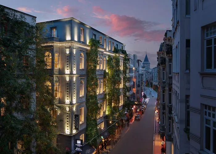 Adahan Decamondo Pera, Autograph Collection 5*