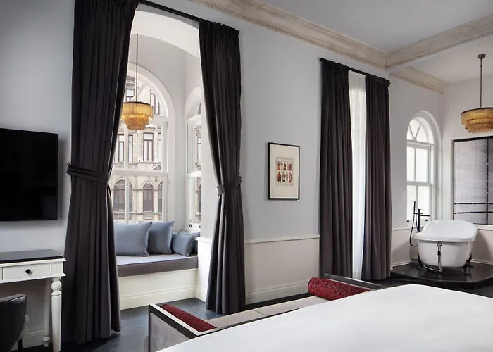 Adahan Decamondo Pera, Autograph Collection