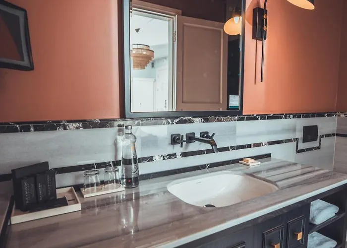 Adahan Decamondo Pera, Autograph Collection 5*