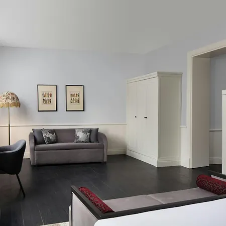 Adahan Decamondo Pera, Autograph Collection